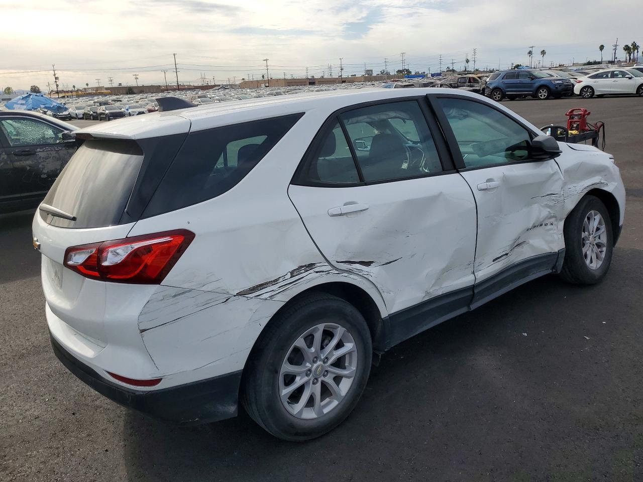 2021 Chevrolet Equinox Ls - Фото 3