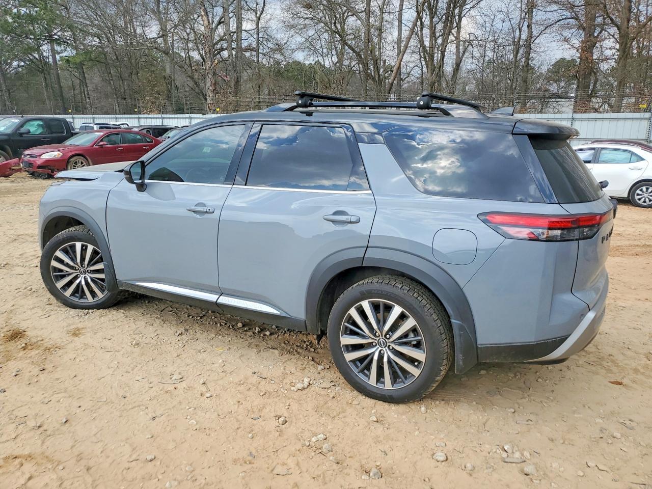 2022 Nissan Pathfinder Platinum - Image 2
