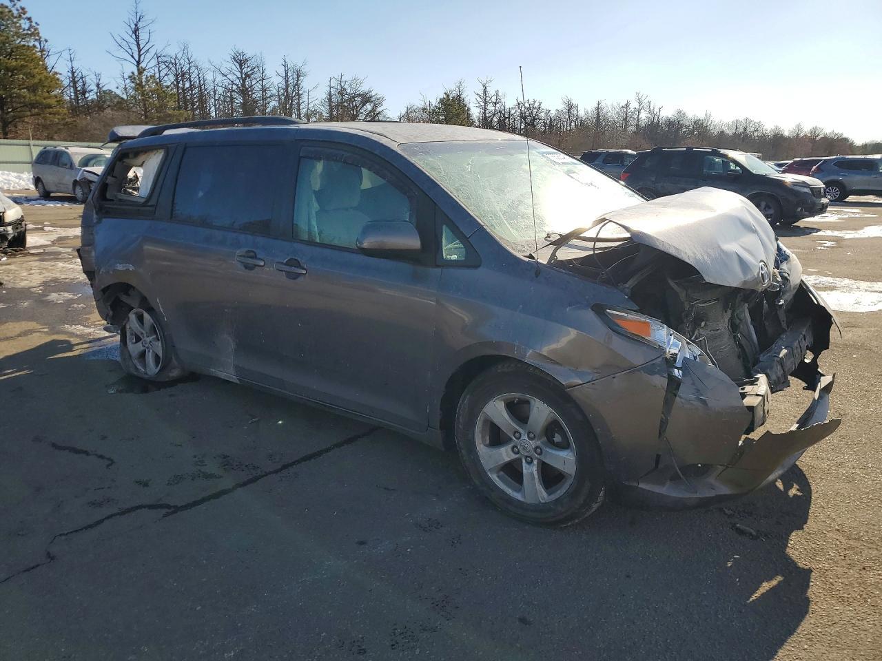 2011 Toyota Sienna Le - Image 4