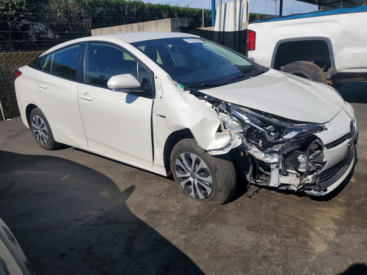 2020 Toyota Prius Le Awd-E - Image 4