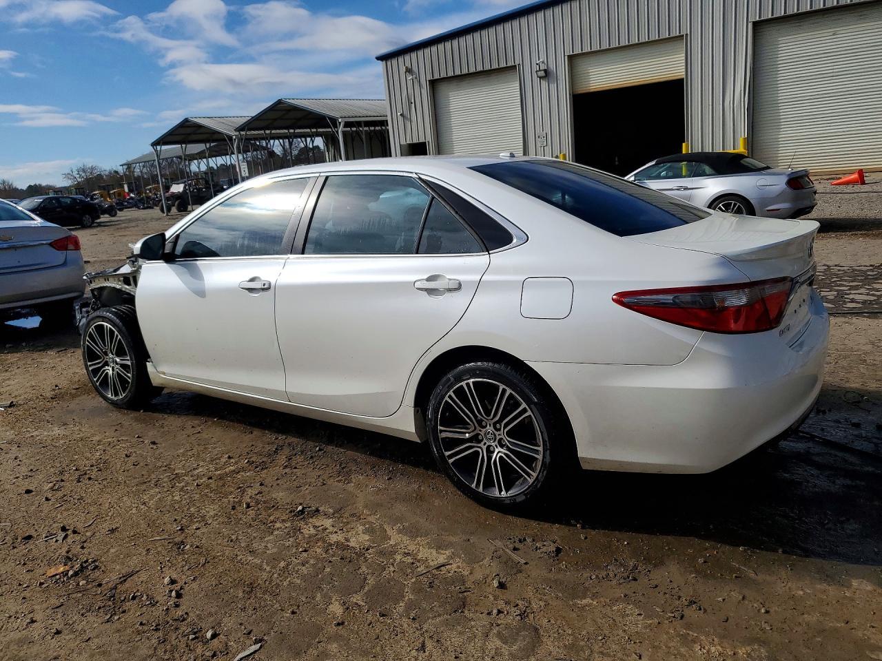 2016 Toyota Camry Le - Фото 2