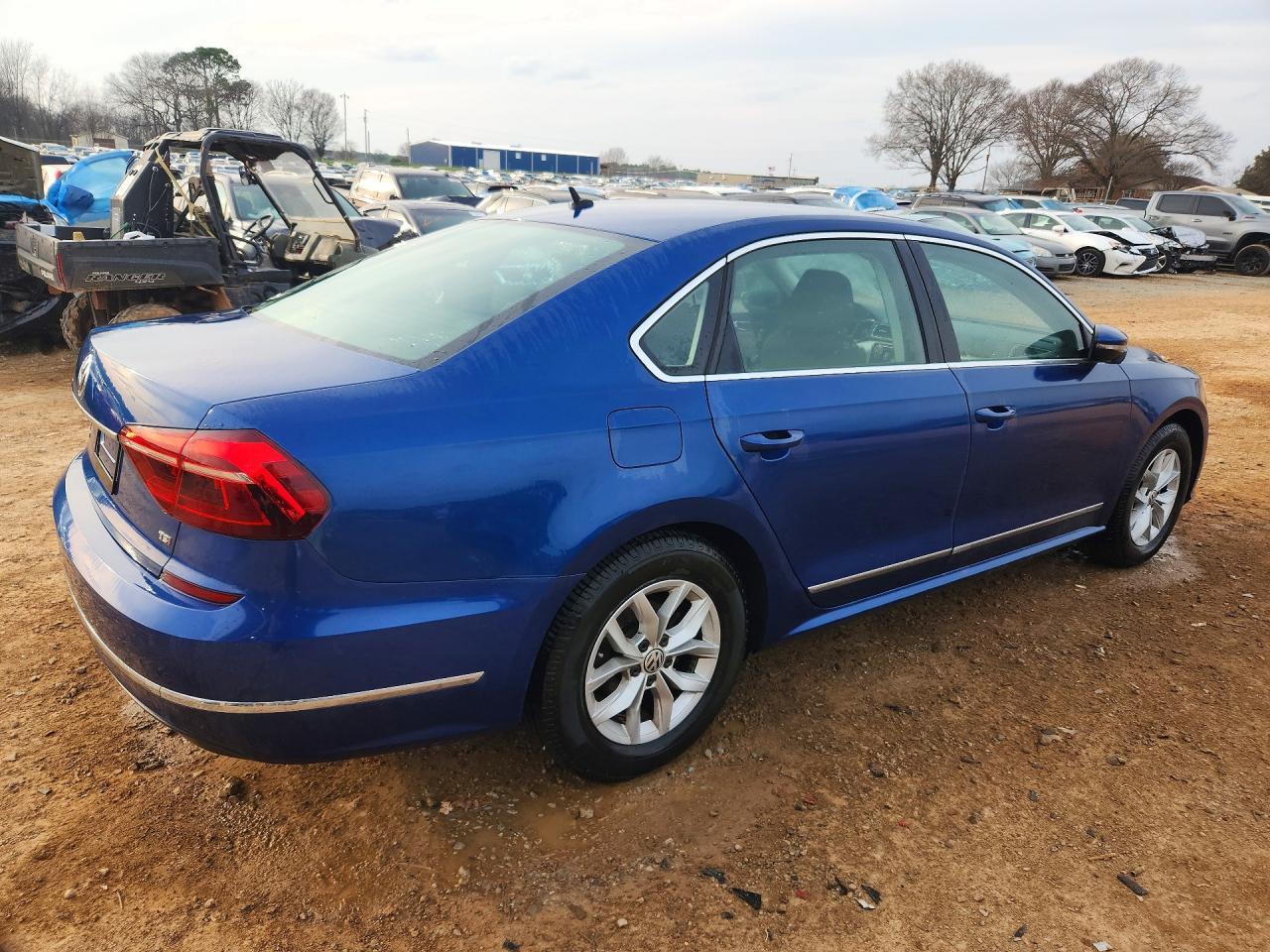 2017 Volkswagen Passat S - Фото 3