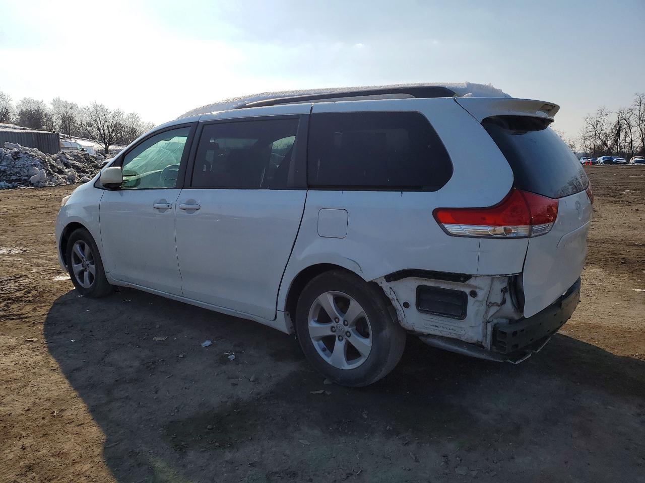 2011 Toyota Sienna Le - Image 2