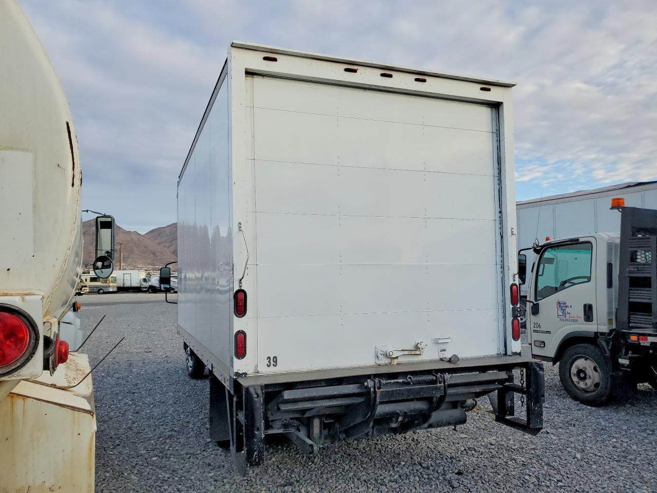 2010 Isuzu Npr Box Truck - Фото 2