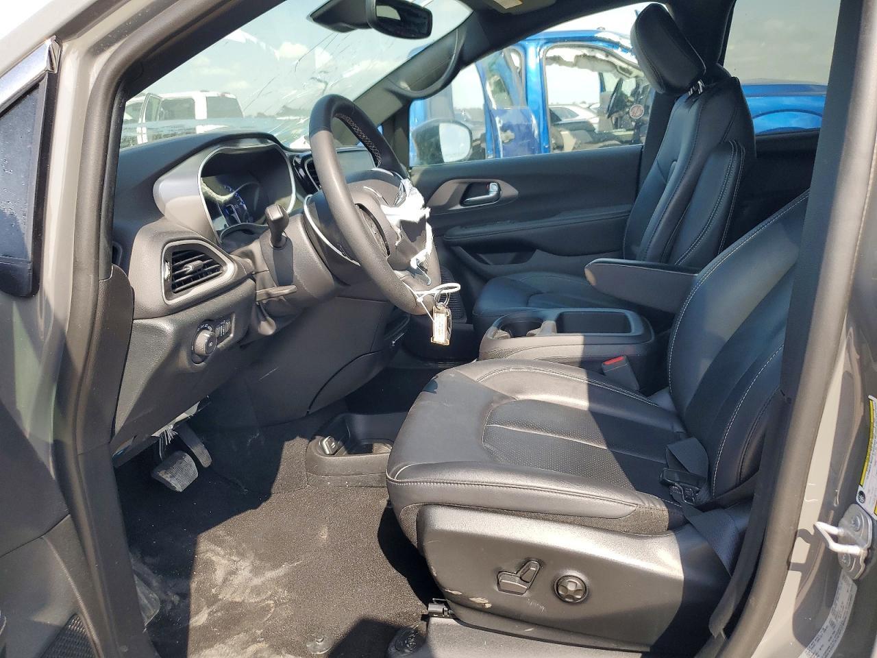 2025 Chrysler Pacifica Select - Image 7