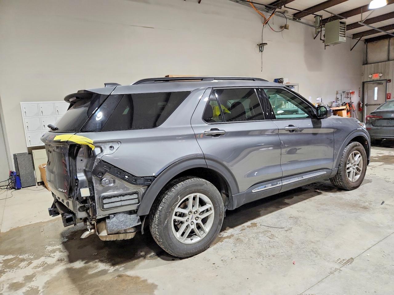 2025 Ford Explorer Active - Фото 3