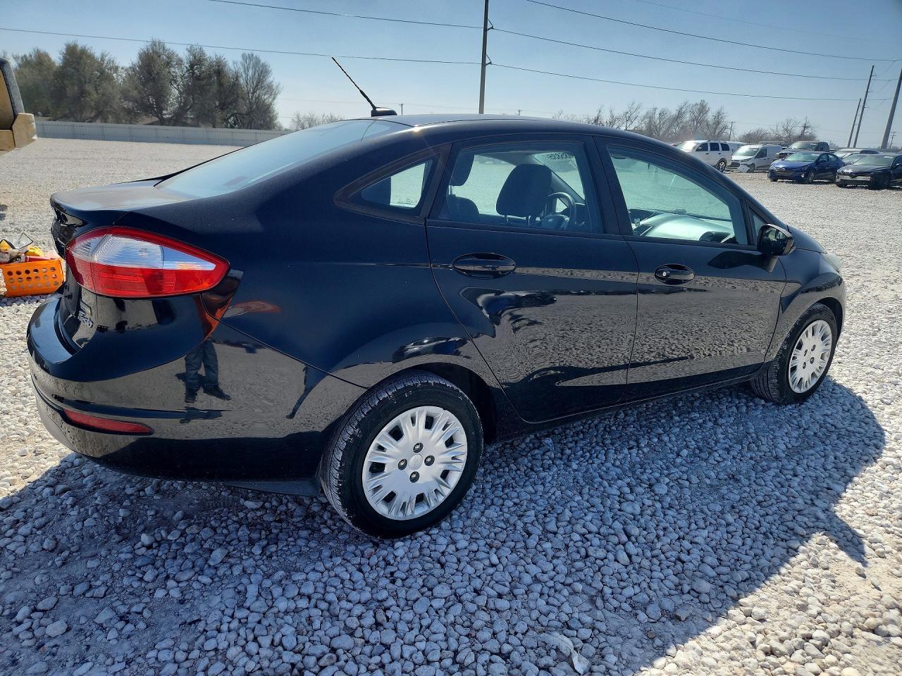 2015 Ford Fiesta S - Фото 3