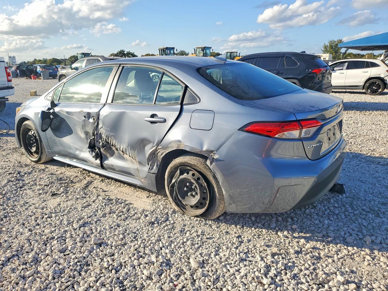 2025 Toyota Corolla Le - Фото 2