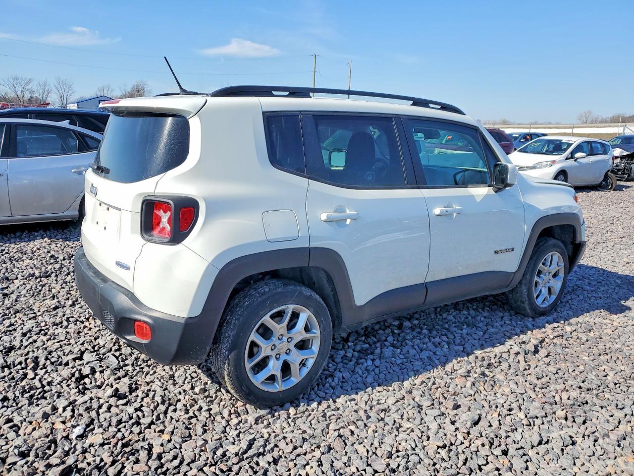 2016 Jeep Renegade Latitude - Image 3