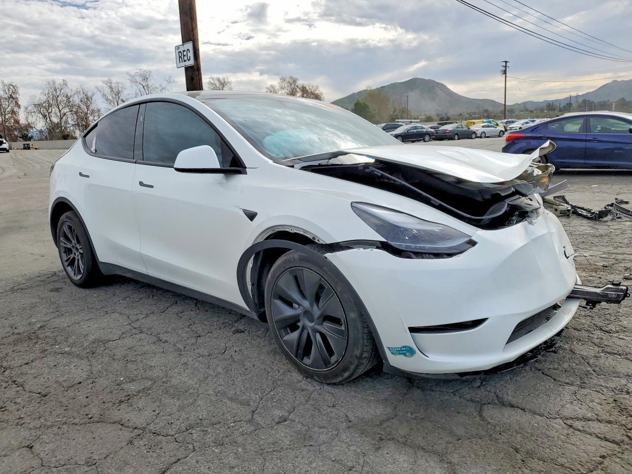 2025 Tesla Model Y - Фото 4