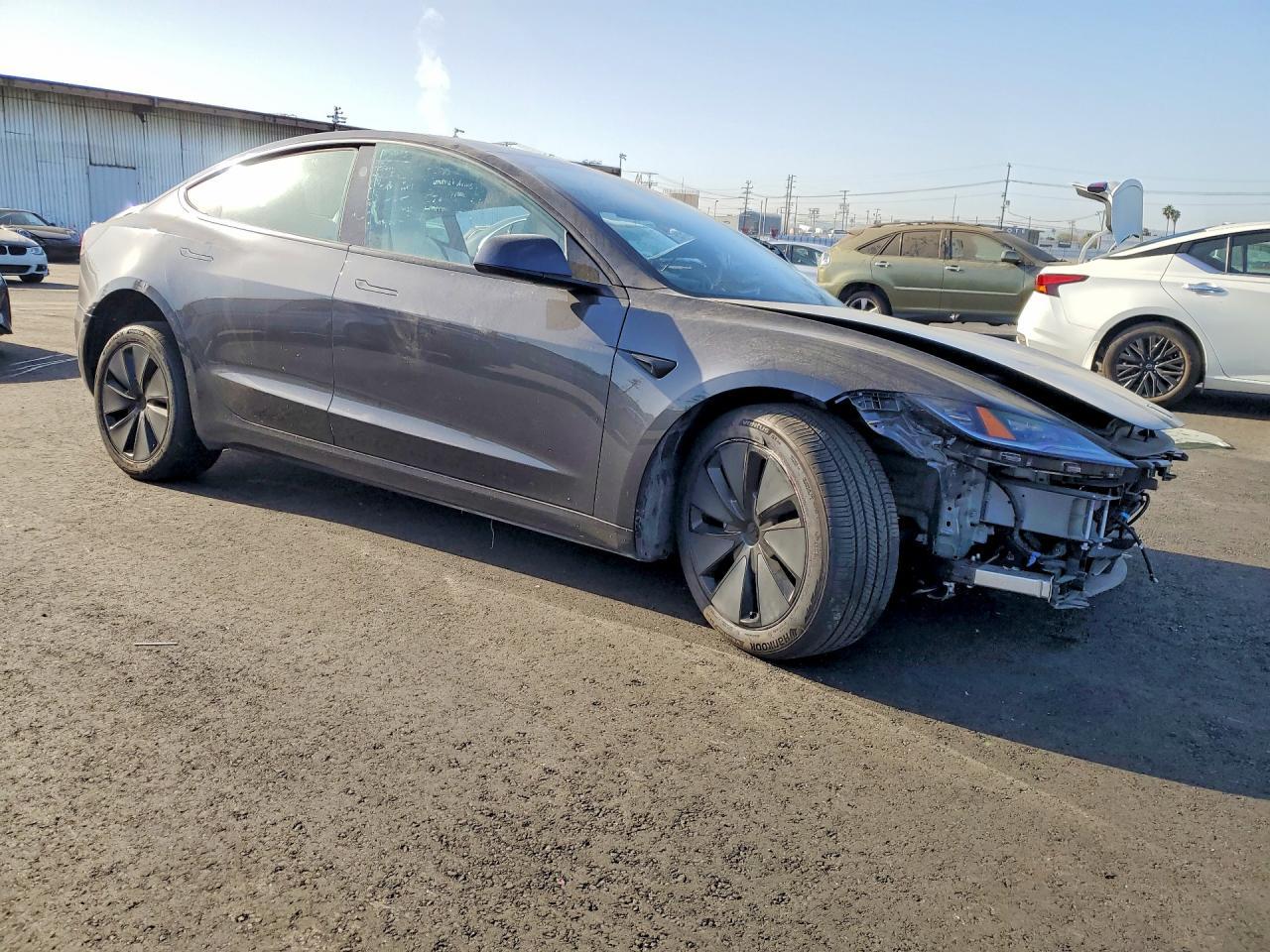 2025 Tesla Model 3 - Фото 4