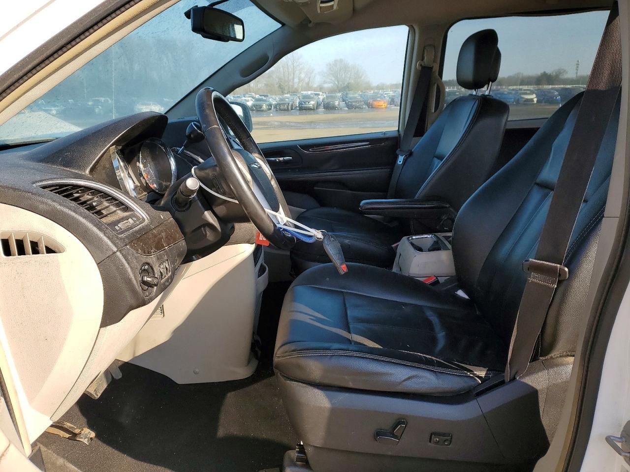 2016 Chrysler Town & Country Touring - Image 7