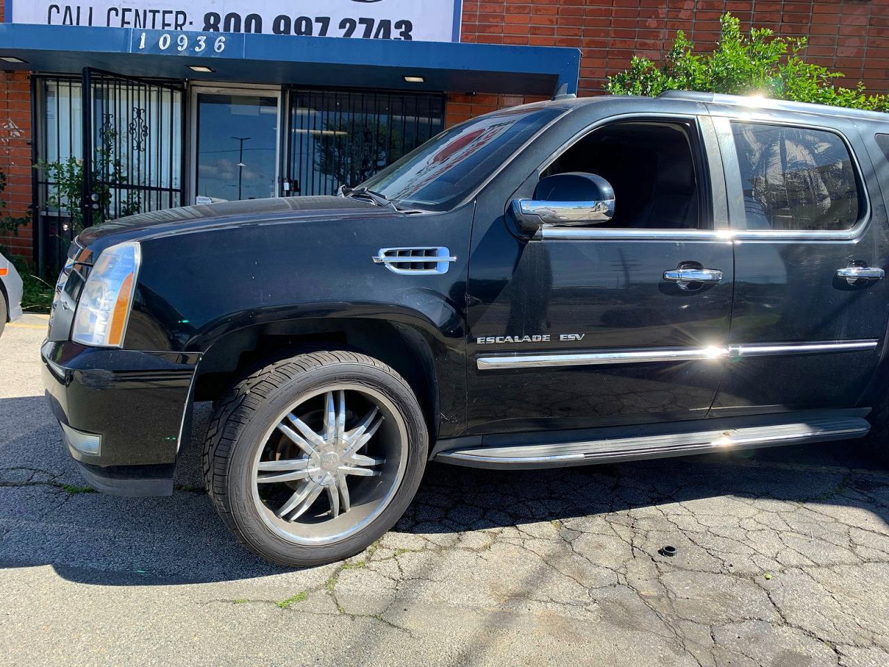 2011 Cadillac Escalade Esv - Image 2