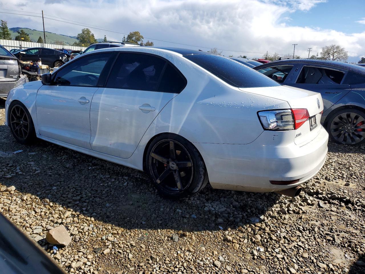 2015 Volkswagen Jetta Base - Image 2