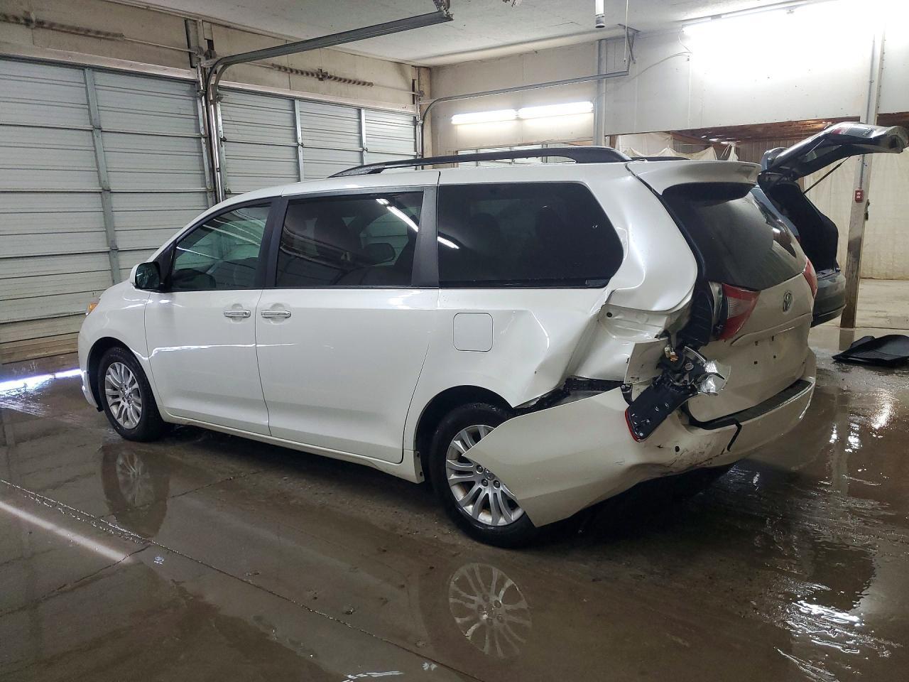 2017 Toyota Sienna Xle Premium 8-Passenger - Image 2
