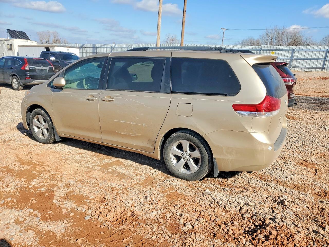 2011 Toyota Sienna Le - Image 2
