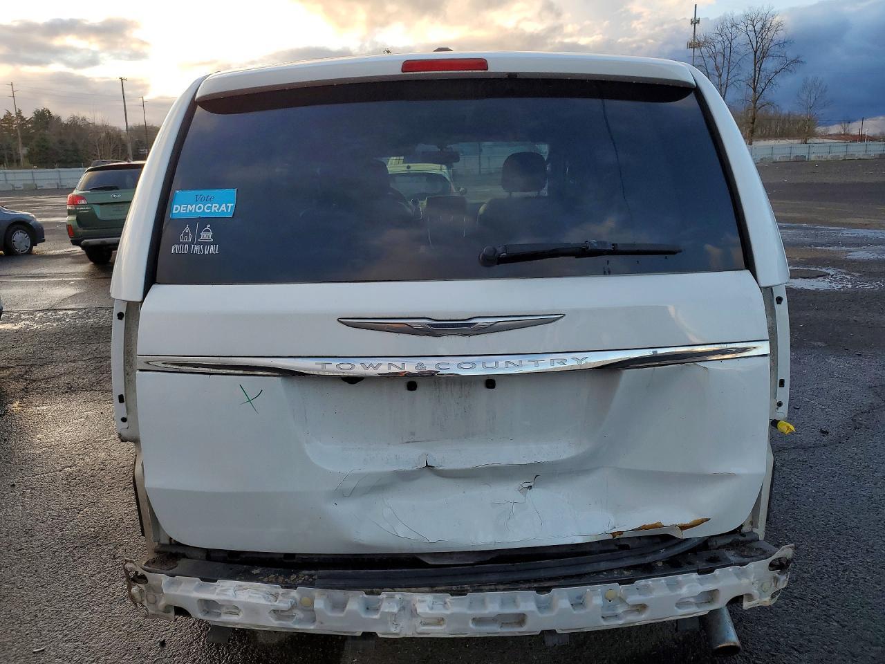 2015 Chrysler Town & Country Touring L - Image 6
