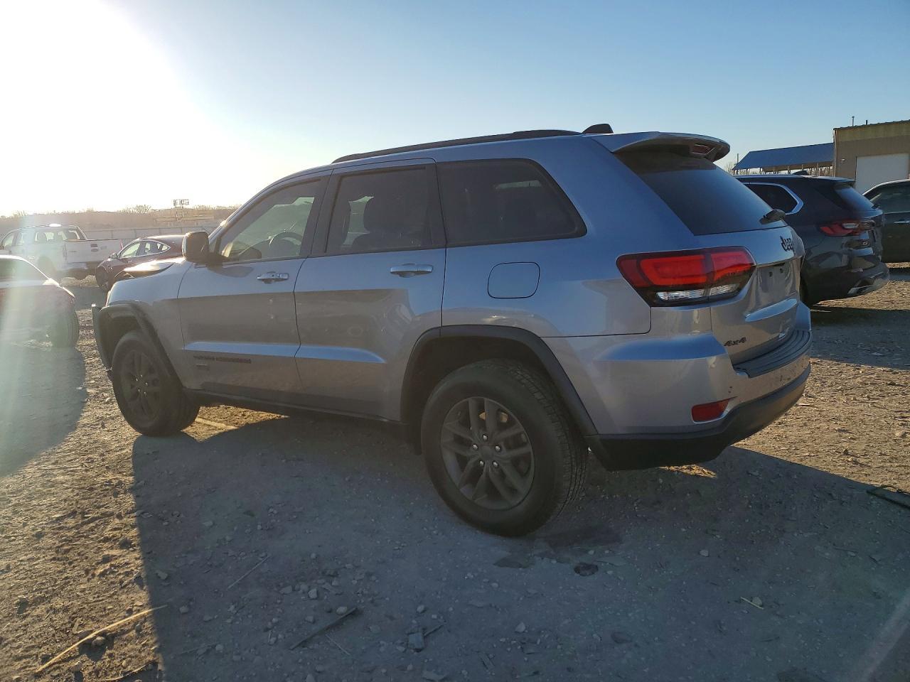 2016 Jeep Grand Cherokee Laredo - Фото 2