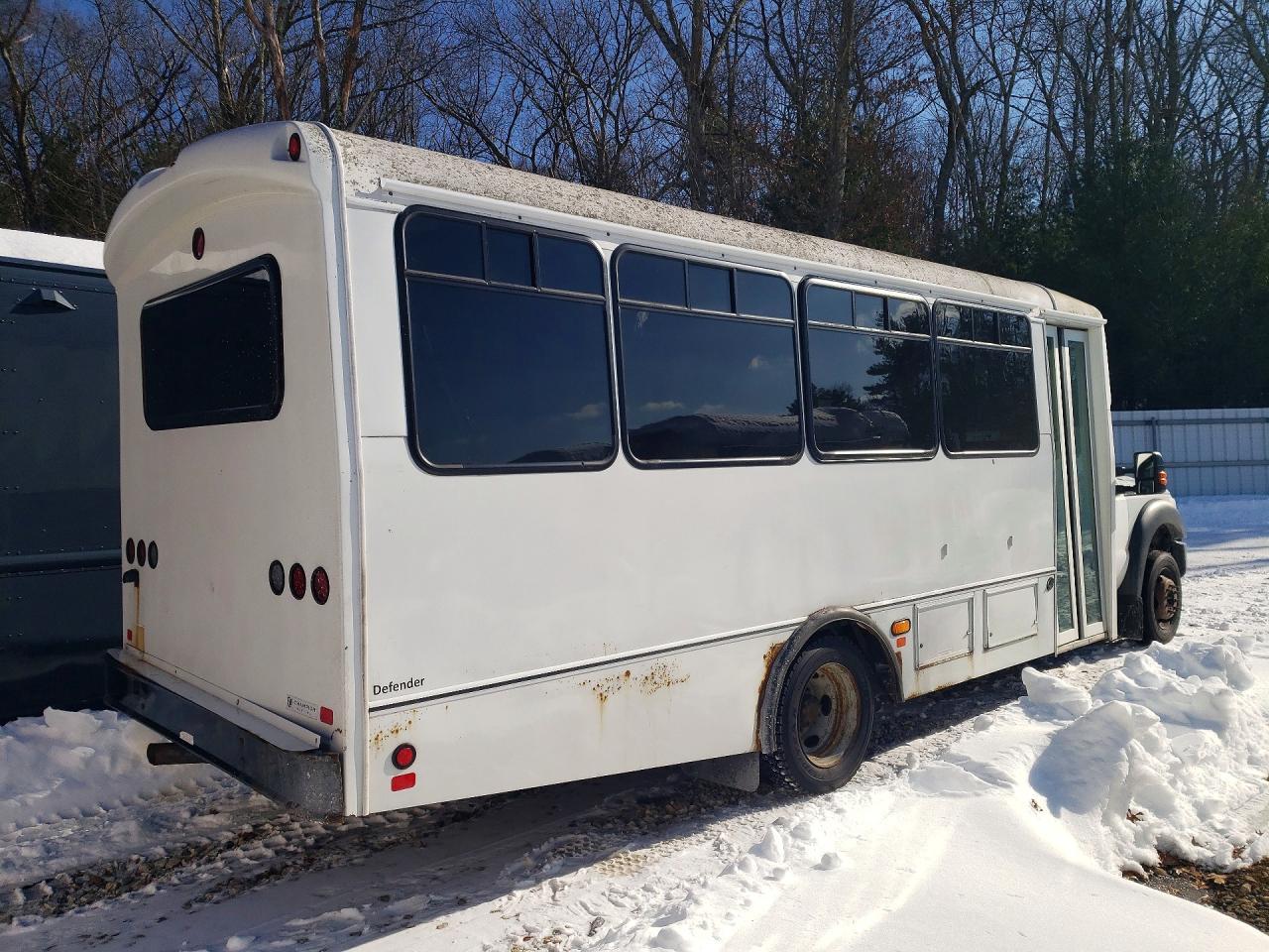 2015 Ford F550 Super Duty Shuttle Bus - Image 3