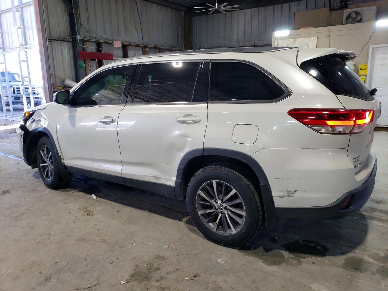 2019 Toyota Highlander Se - Image 2