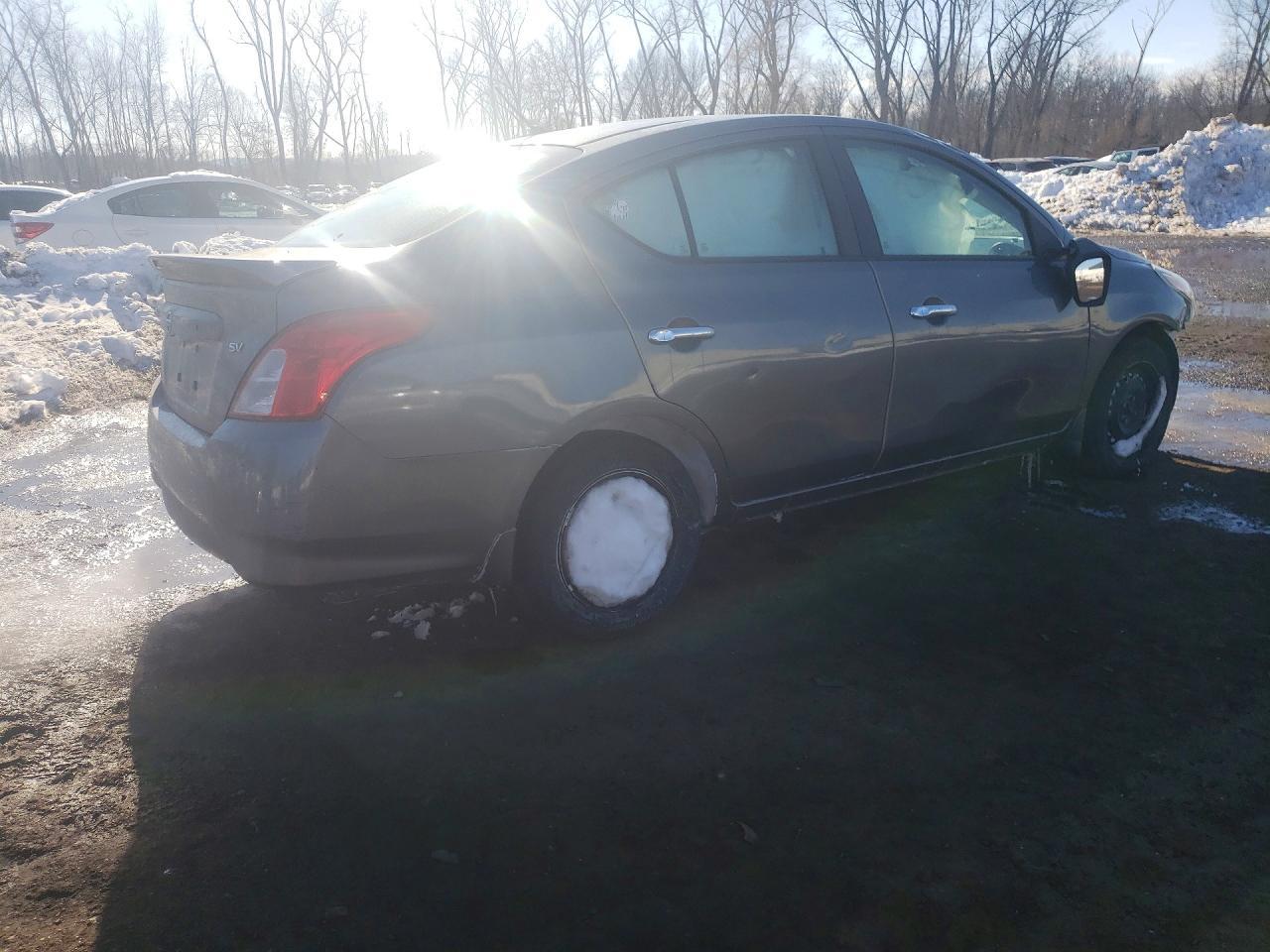 2017 Nissan Versa S - Фото 3