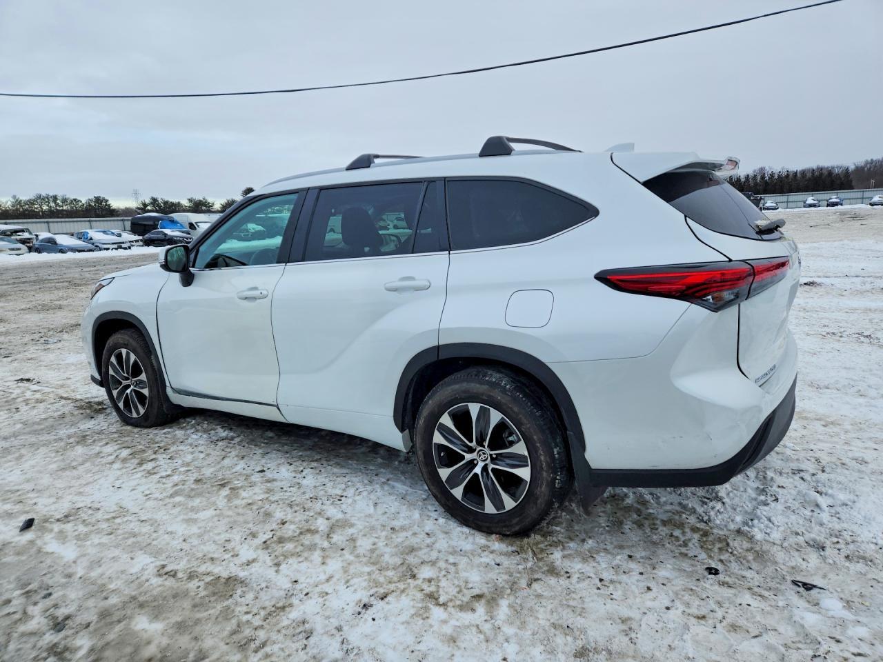 2023 Toyota Highlander L - Фото 2
