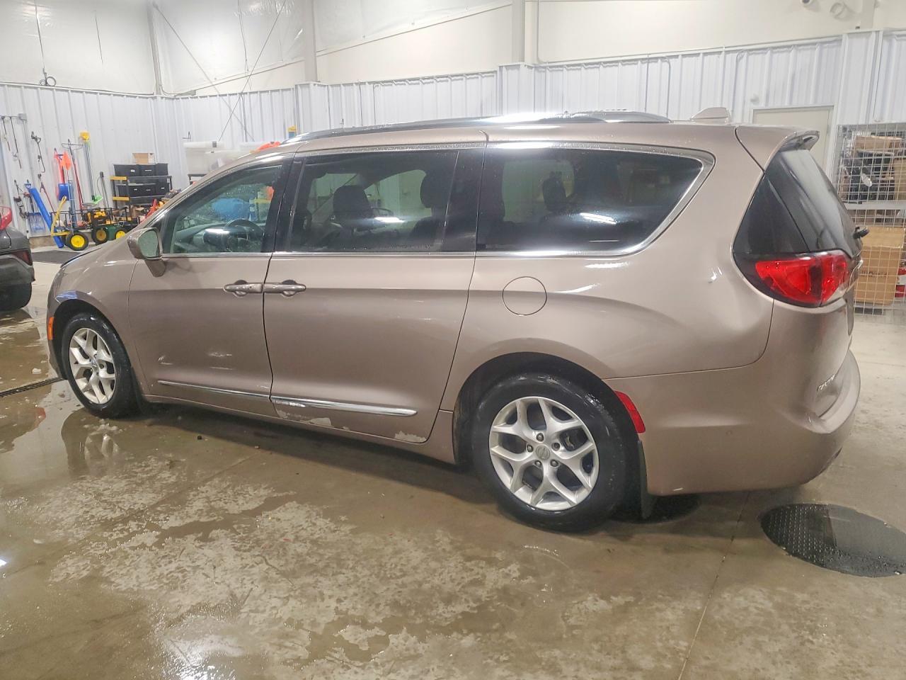2017 Chrysler Pacifica Touring L Plus - Фото 2