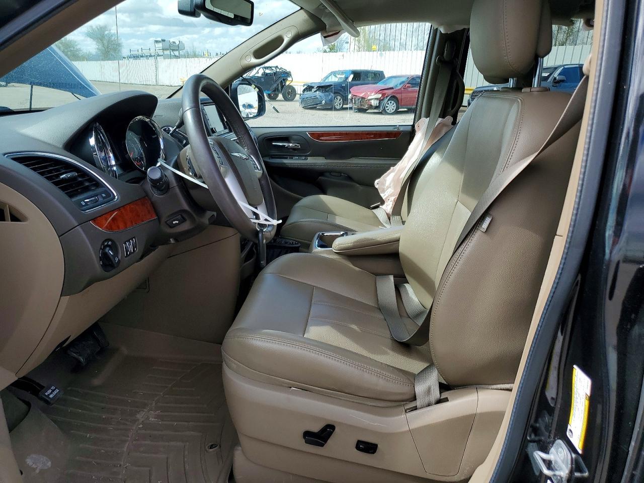 2014 Chrysler Town & Country Touring L - Image 7