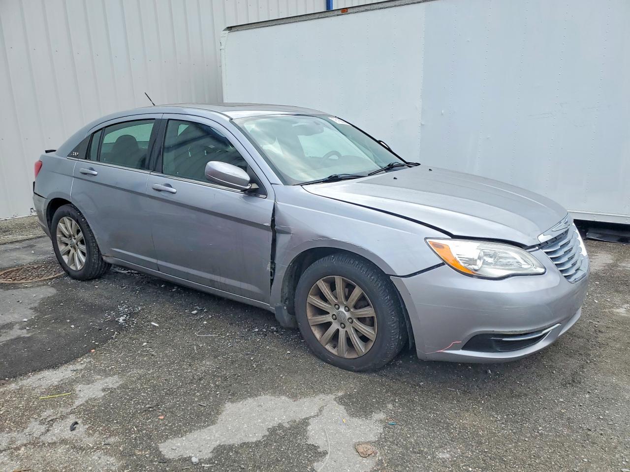 2013 Chrysler 200 Touring - Фото 4