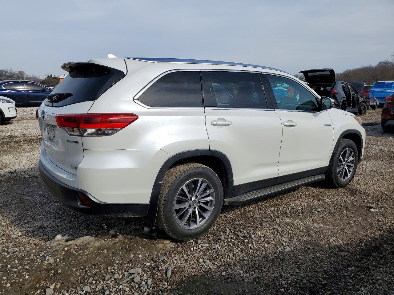 2019 Toyota Highlander Hybrid - Image 3