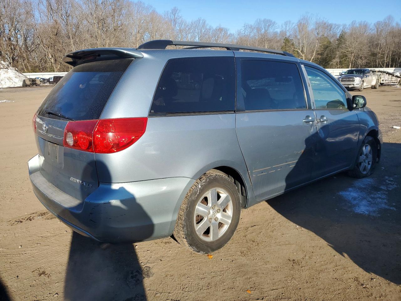 2010 Toyota Sienna Le 7-Passenger - Фото 3