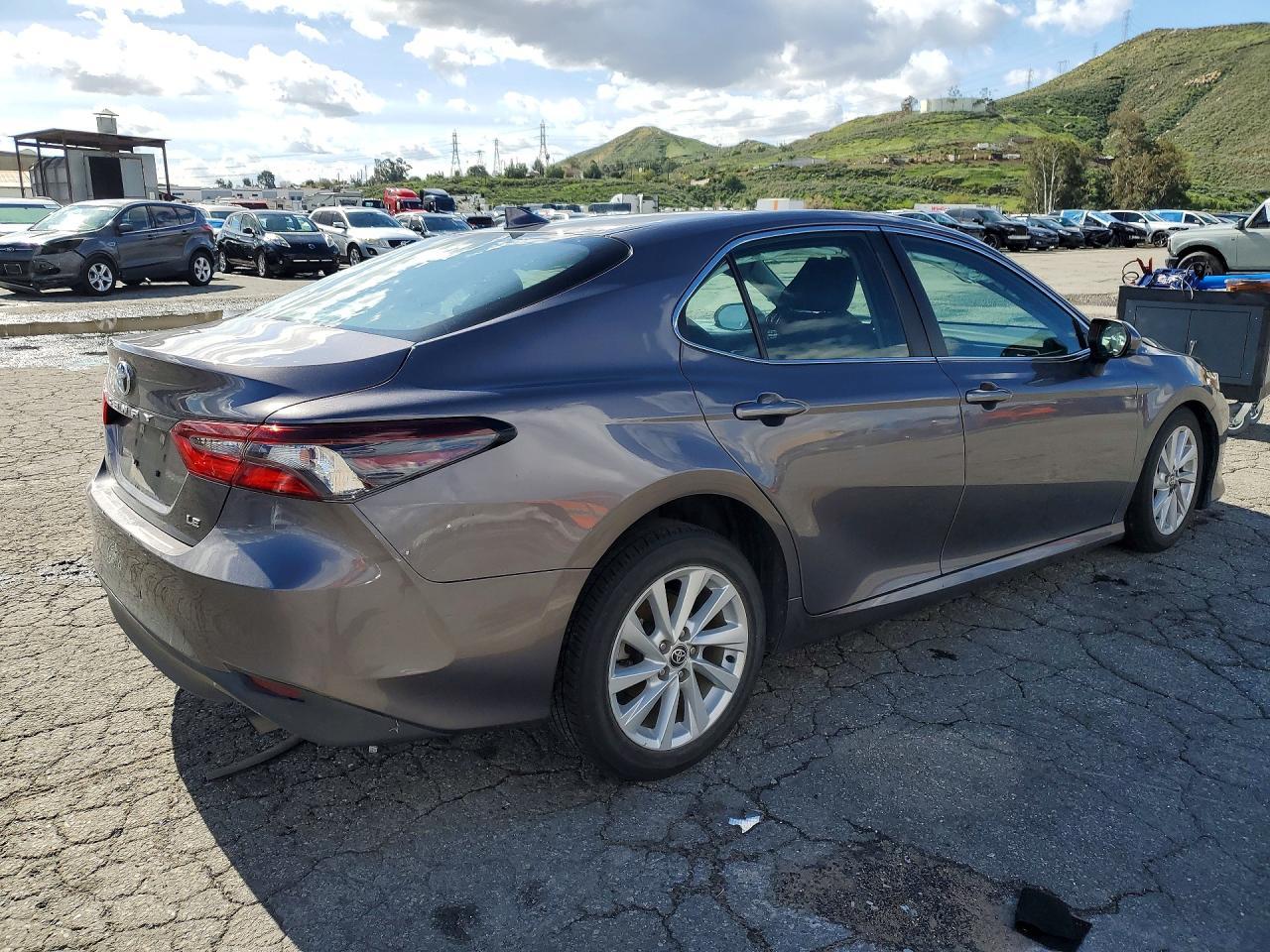 2023 Toyota Camry Le - Фото 3