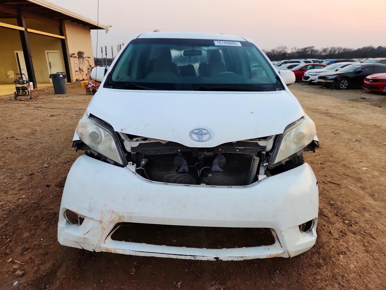 2011 Toyota Sienna Le - Image 5