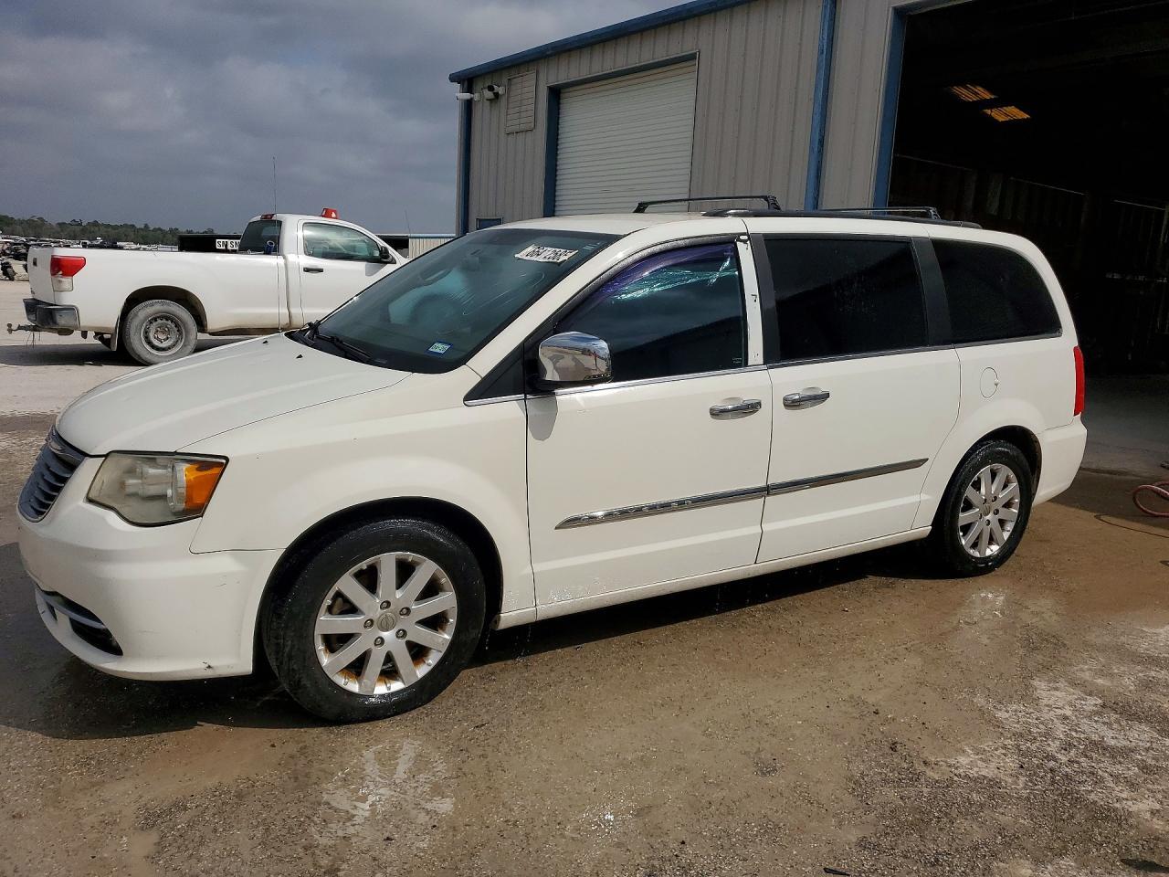 2012 Chrysler Town & Country Touring L - Фото 4