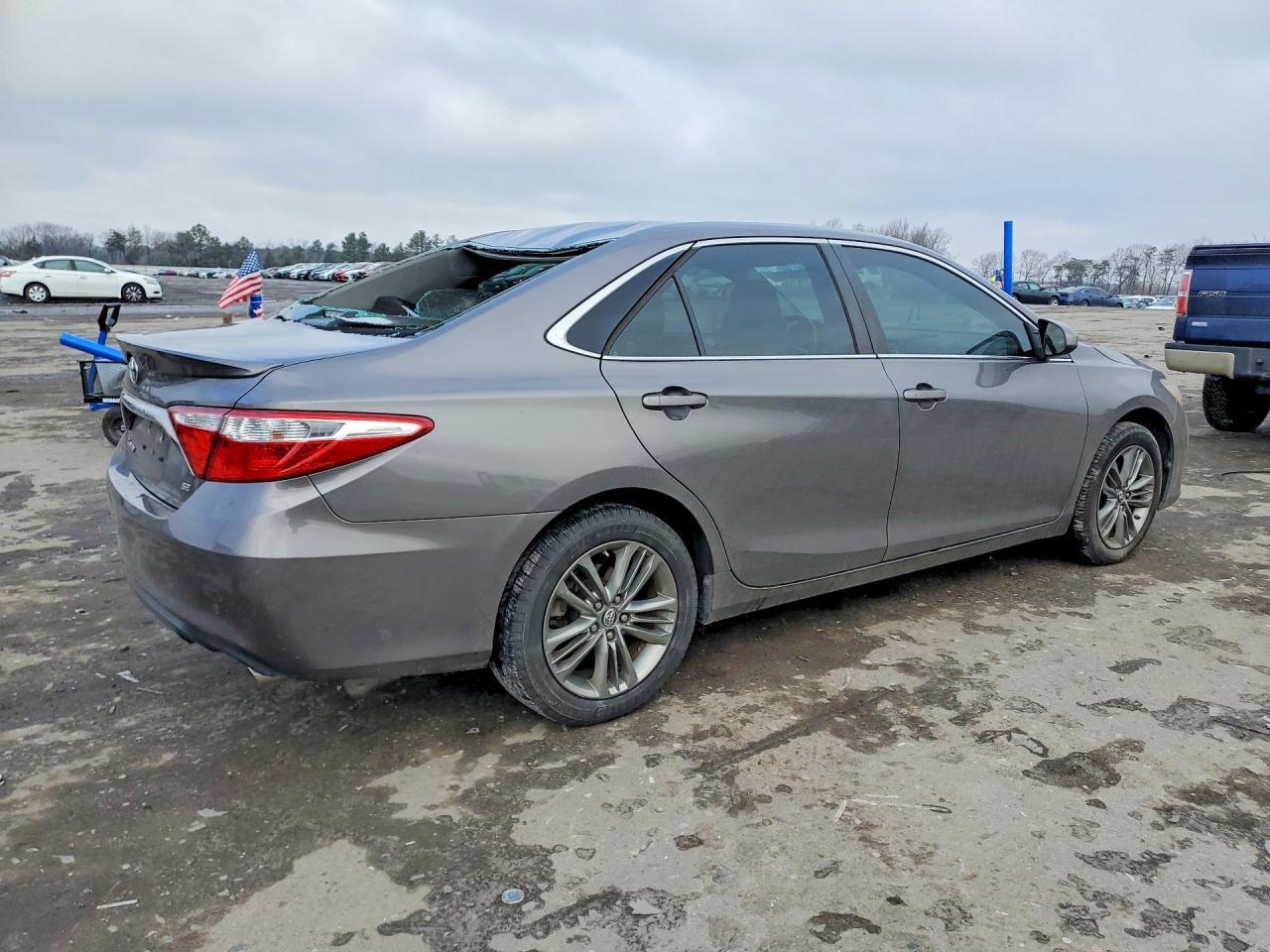 2016 Toyota Camry Le - Фото 3