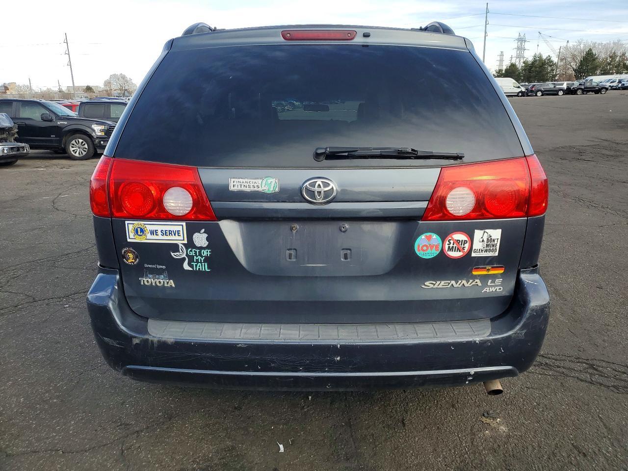 2010 Toyota Sienna - Image 6