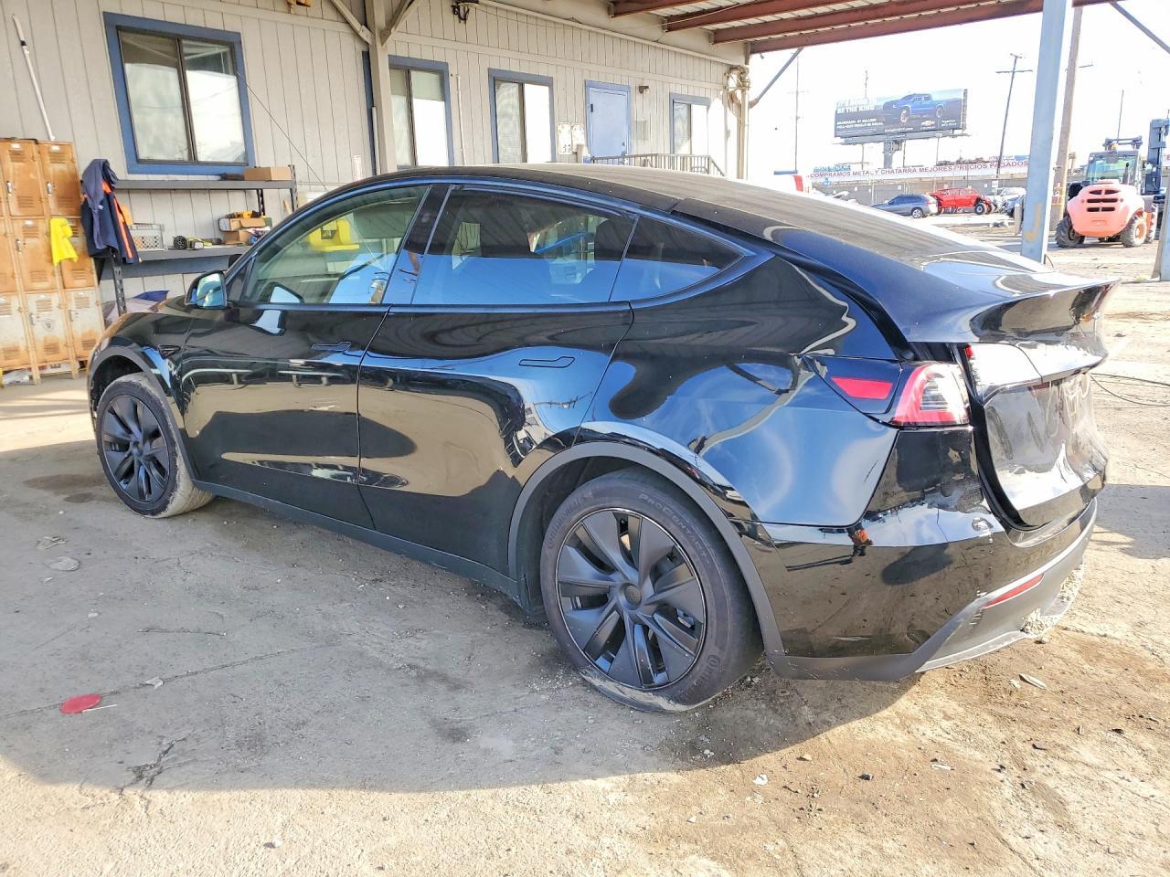2025 Tesla Model Y - Фото 2