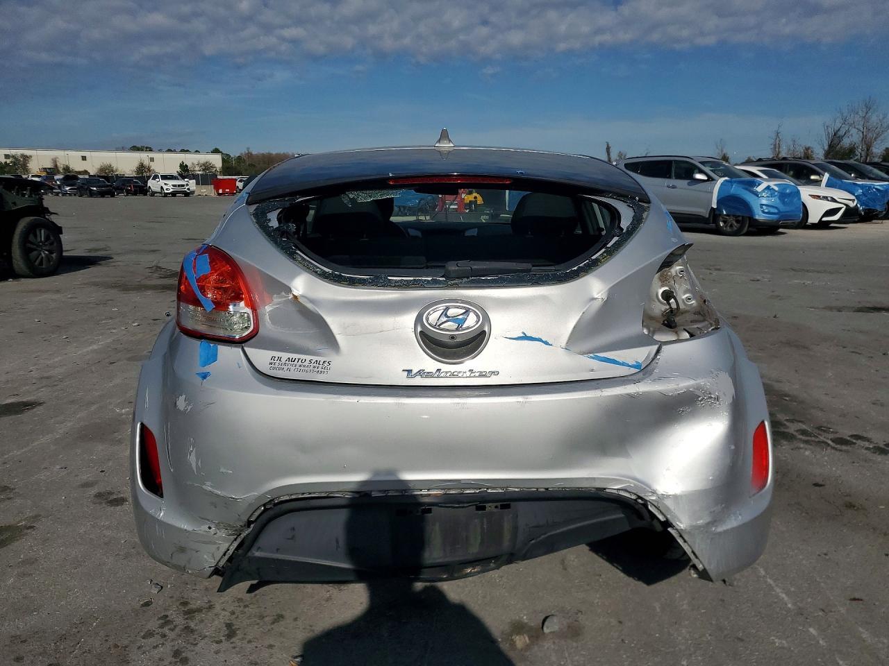 2016 Hyundai Veloster Base - Image 6