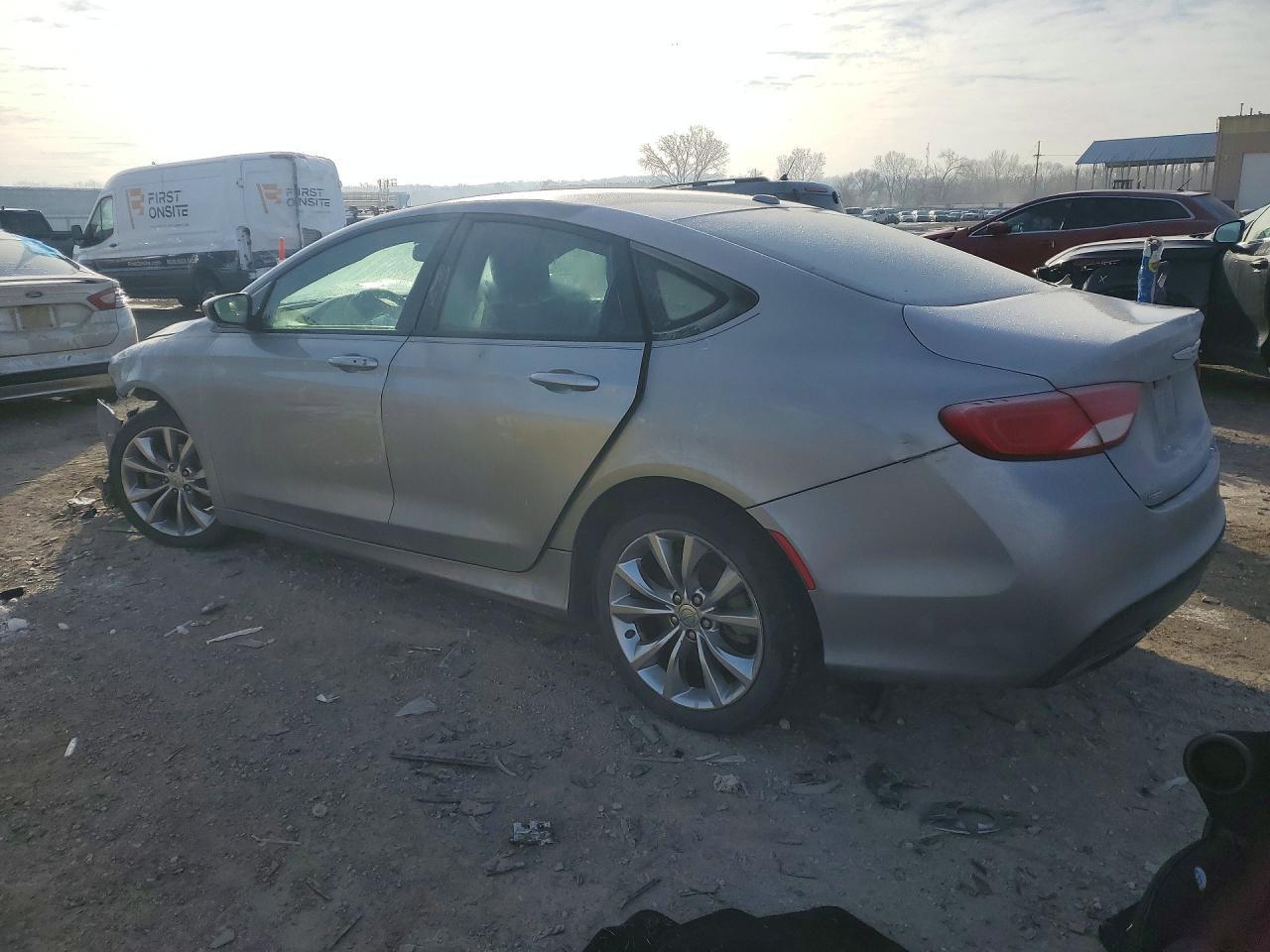 2015 Chrysler 200 S - Фото 2