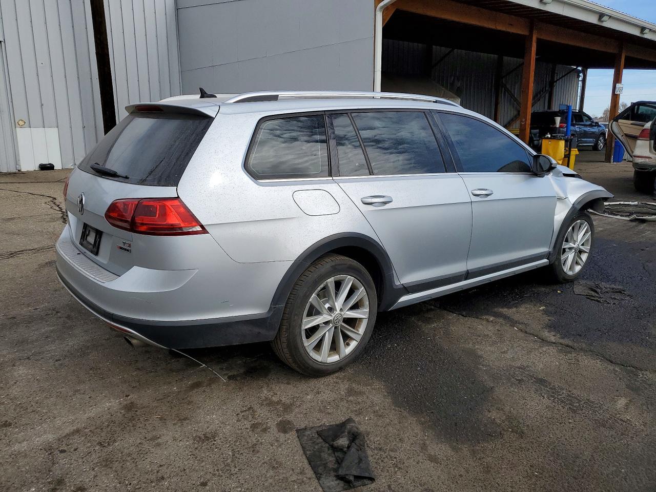 2017 Volkswagen Golf Alltrack S - Image 3