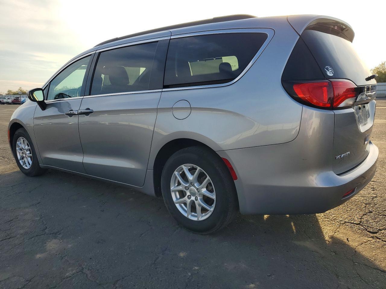 2020 Chrysler Voyager Lxi - Фото 2
