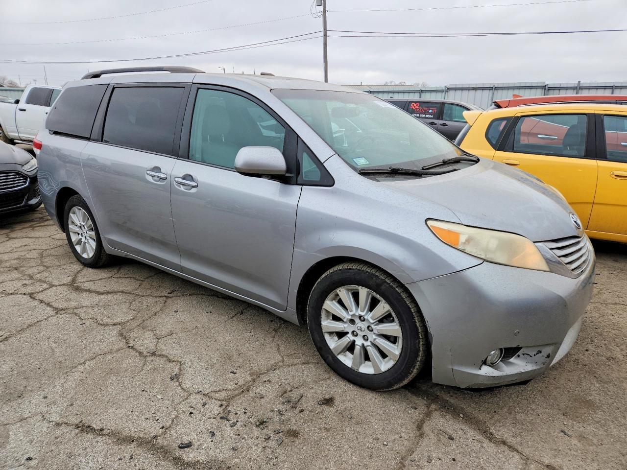 2012 Toyota Sienna - Фото 4