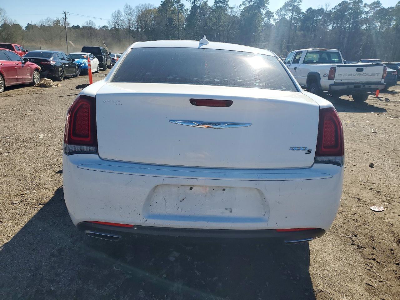 2018 Chrysler 300 S - Image 6