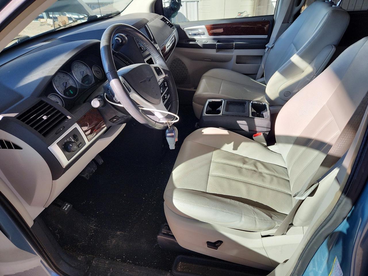 2010 Chrysler Town & Country Touring Plus - Фото 7