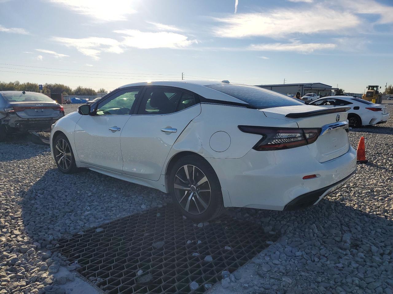 2019 Nissan Maxima - Image 2