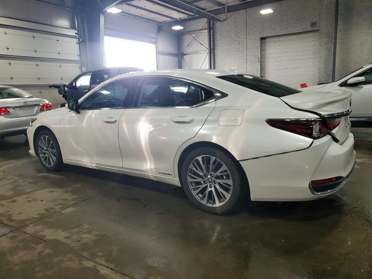 2020 Lexus Es 300H - Фото 2