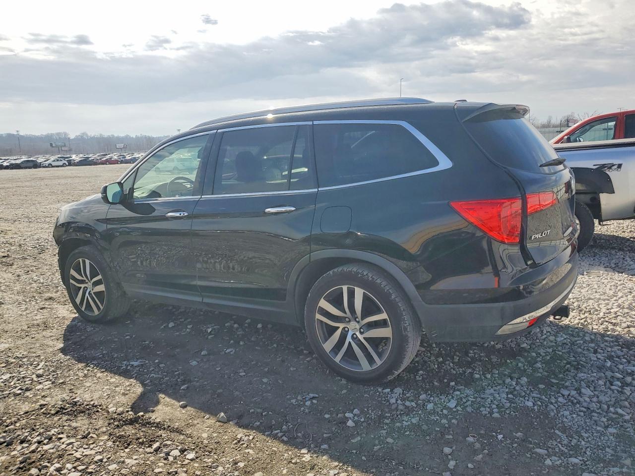 2017 Honda Pilot Touring - Image 2