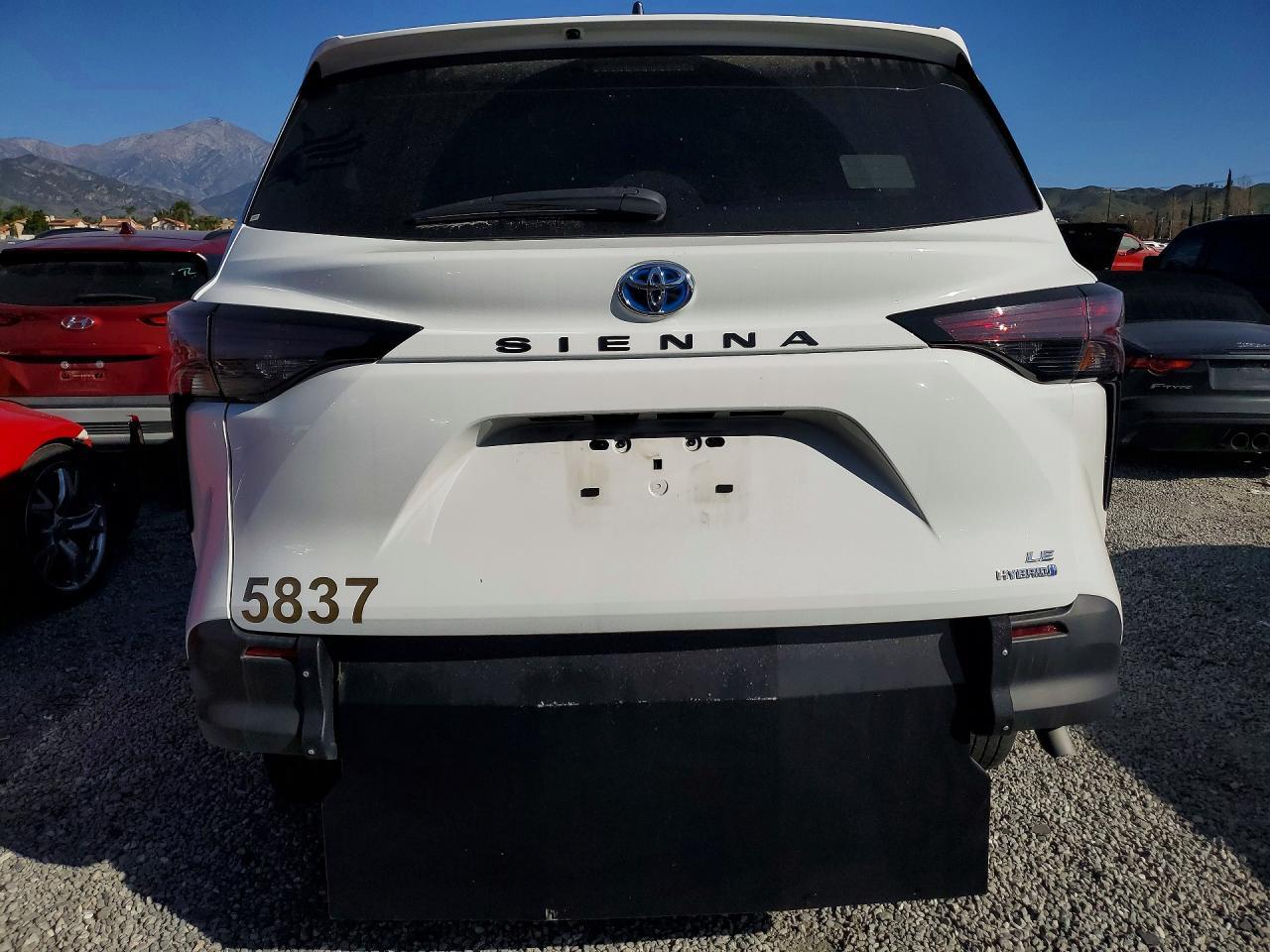 2024 Toyota Sienna Le 8-Passenger - Фото 6