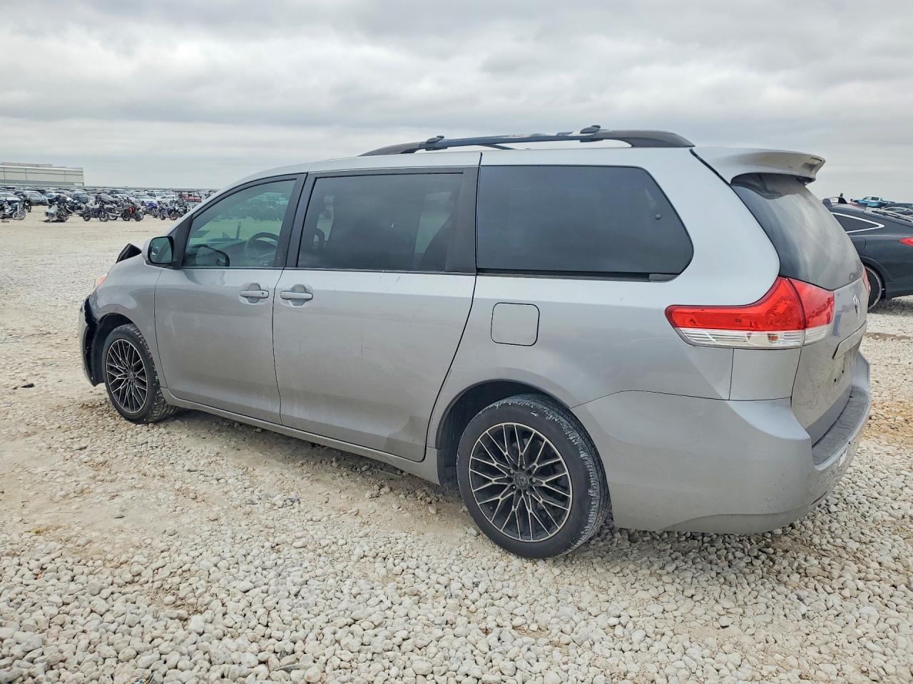 2012 Toyota Sienna Xle - Image 2