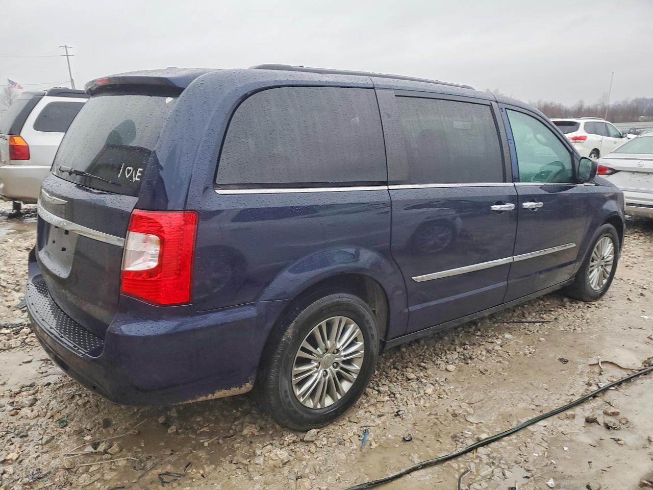 2016 Chrysler Town & Country Touring L - Фото 3
